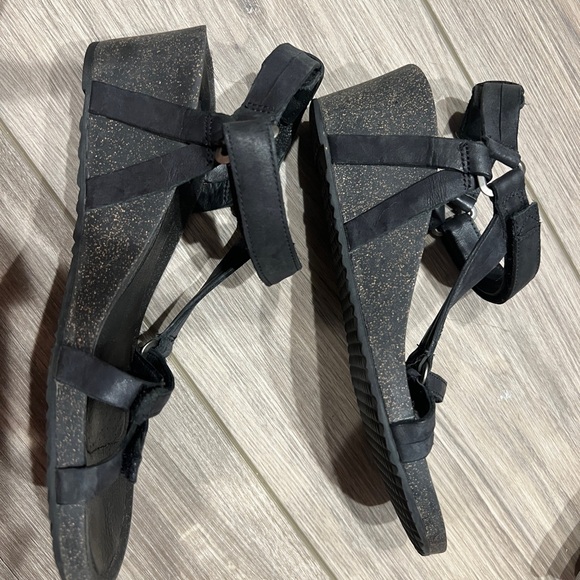 Teva Ysdiro Wedge Sandals Black 8.5 Super Comfy! - Picture 4 of 5